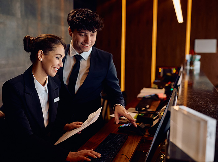 パソコンを見る写真