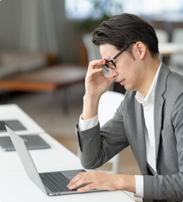 悩んでいる担当者